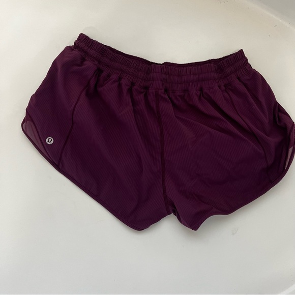 Lululemon Hotty Hot 2.5” short in Regal plum - size 12 - Picture 3 of 4